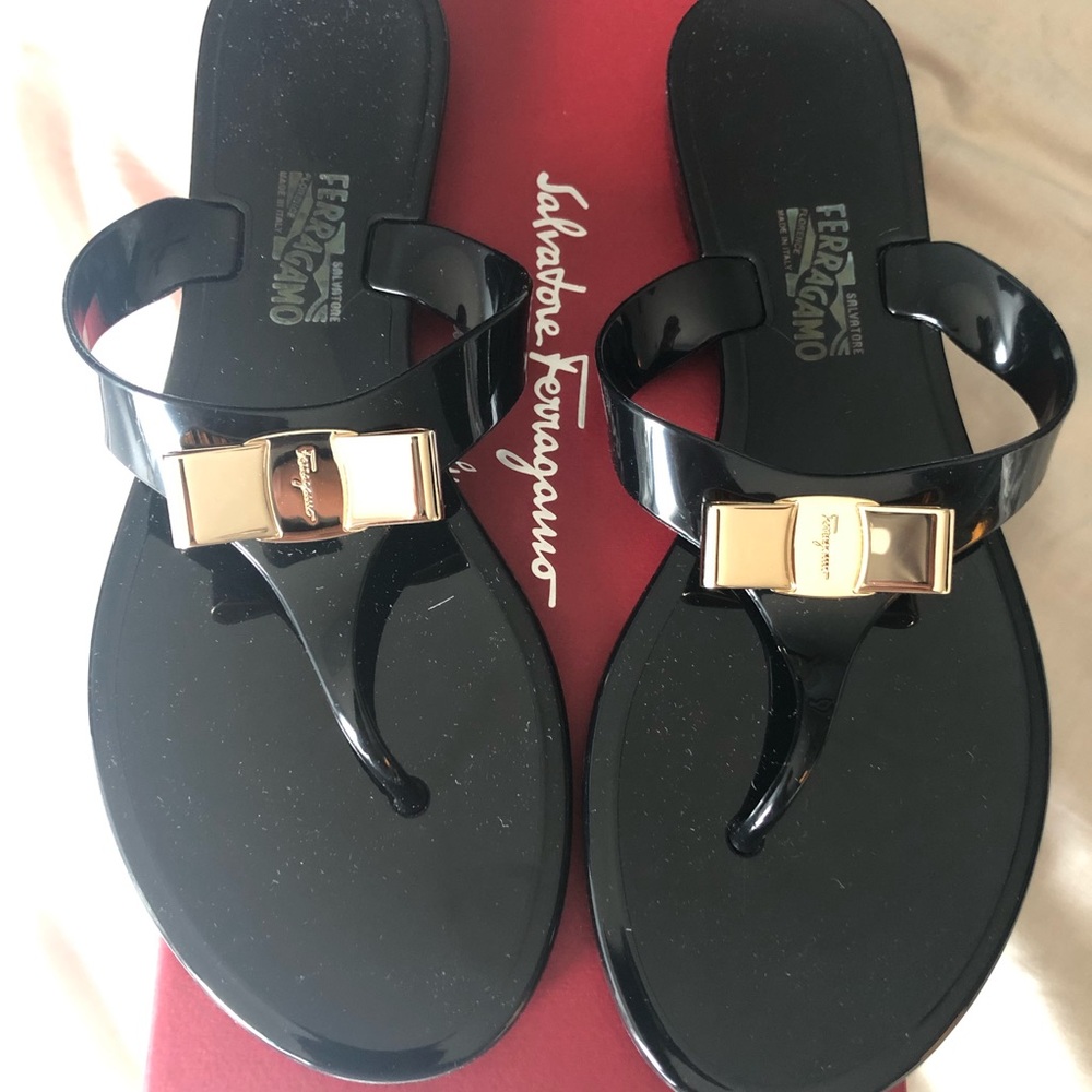 Salvatore Ferragamo bow jelly thong size 8